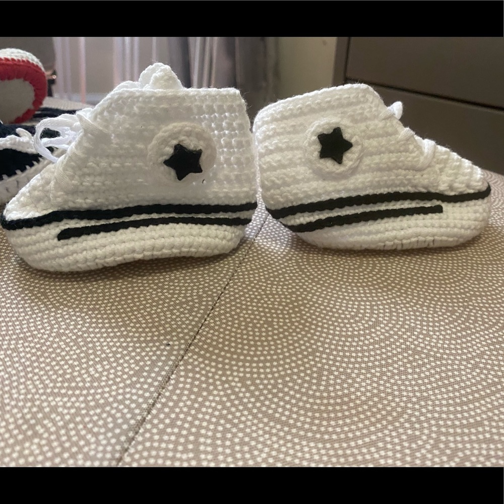 Knitted Newborn Converse (0-3 months)